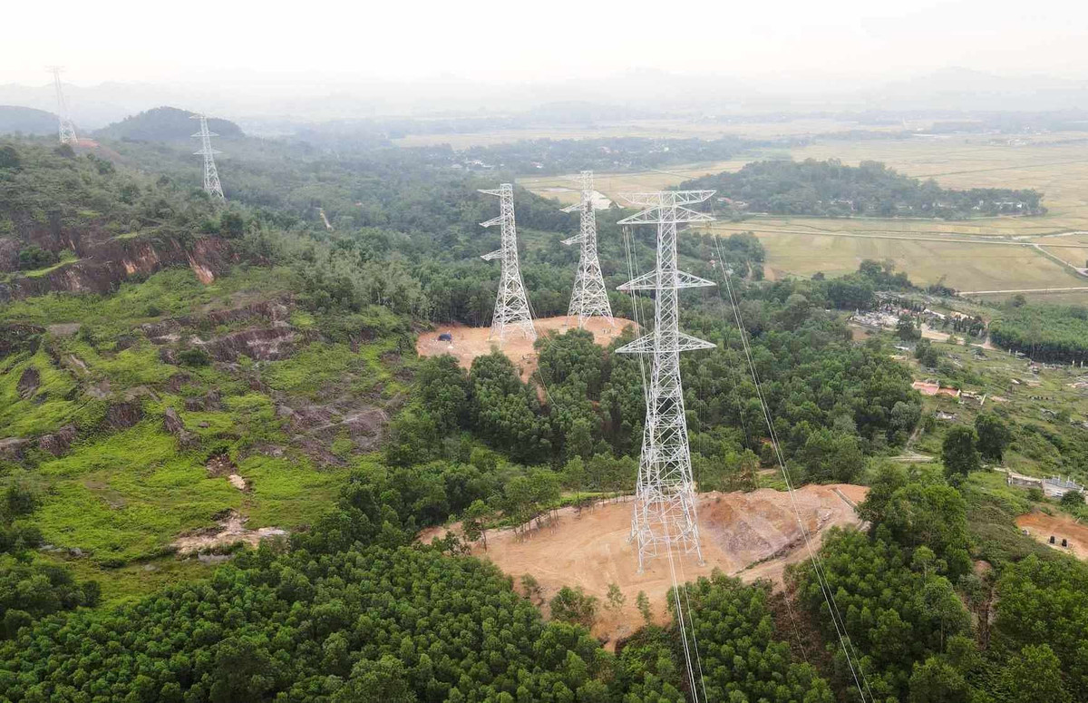 Dự án đường dây 500 kV mạch 3 qua địa bàn Hà Tĩnh đã hoàn thành xây dựng 278/285 vị trí móng; đang đúc 7 vị trí móng cột còn lại; hoàn thành 62 vị trí cột, đang dựng 57 vị trí cột và kéo dây 2 khoảng néo. 