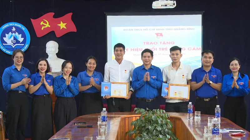 Tang huy hieu “Tuoi tre dung cam” cho 3 doan vien cuu nguoi duoi nuoc