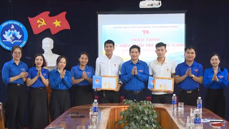 Tang huy hieu “Tuoi tre dung cam” cho 3 doan vien cuu nguoi duoi nuoc