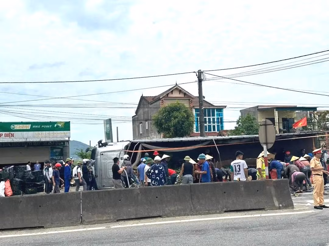 Va chạm với xe tải, người đàn ông tử vong thương tâm Va cham voi xe tai, nguoi dan ong tu vong thuong tam