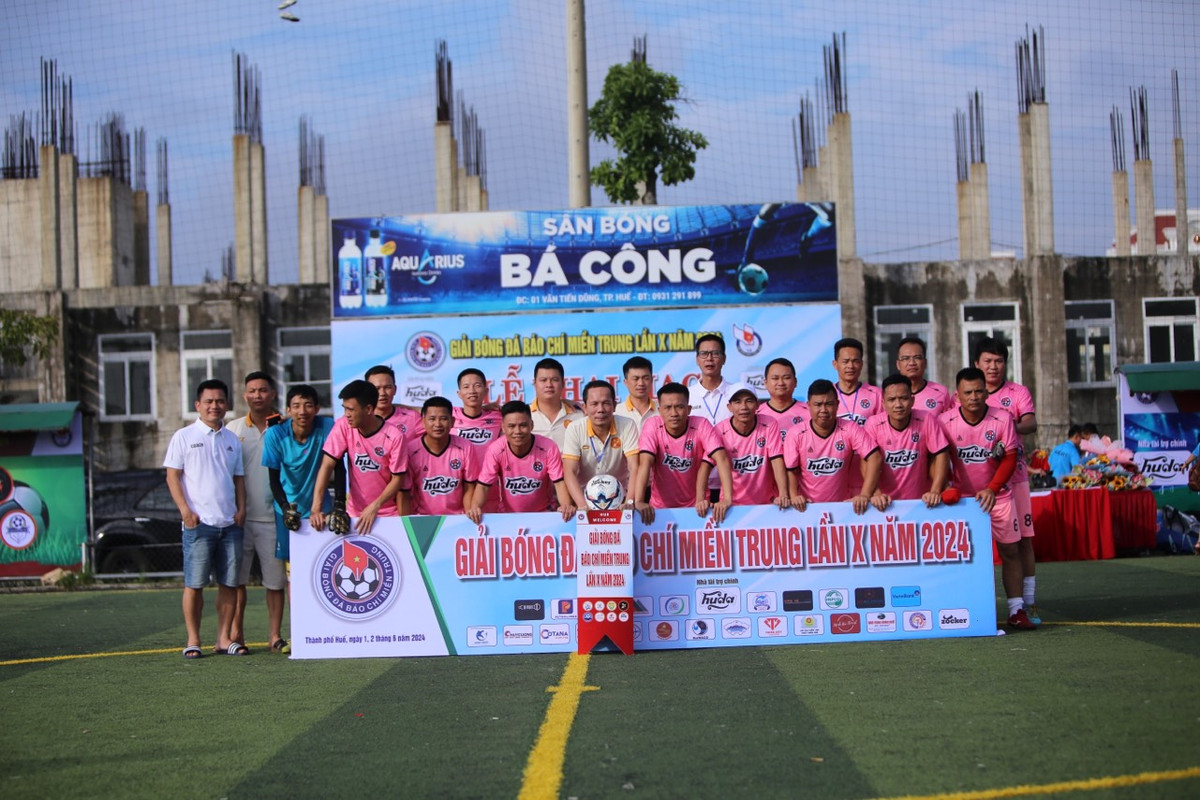 Khai mac Giai bong da bao chi mien Trung lan thu 10-Hinh-2