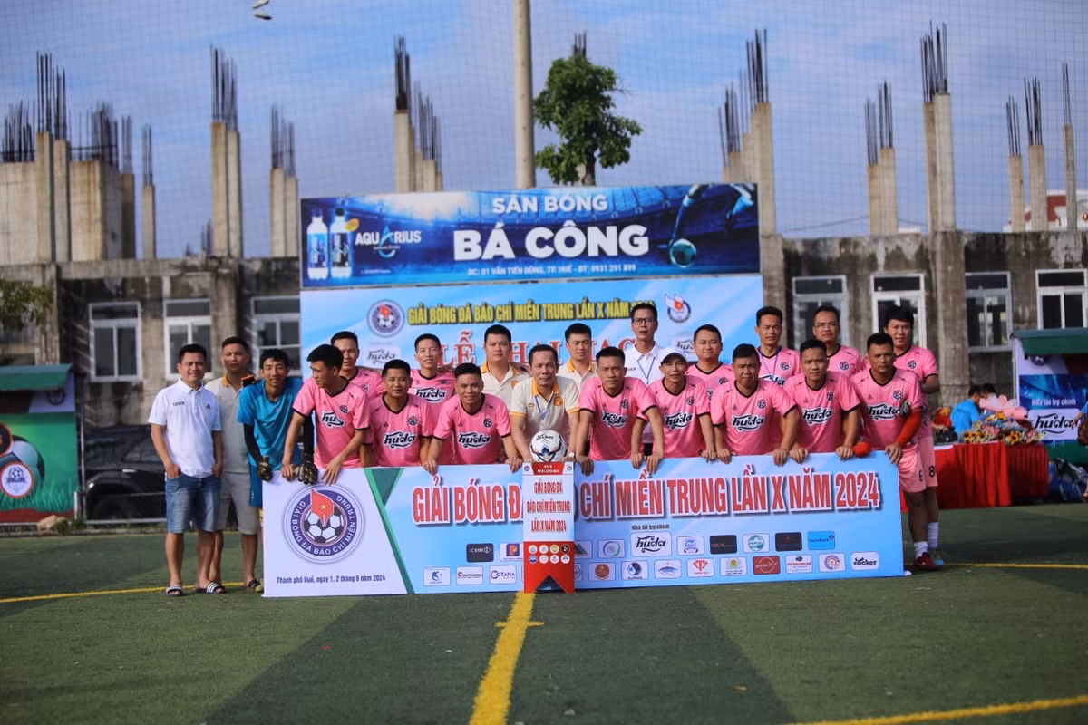 Khai mac Giai bong da bao chi mien Trung lan thu 10-Hinh-2