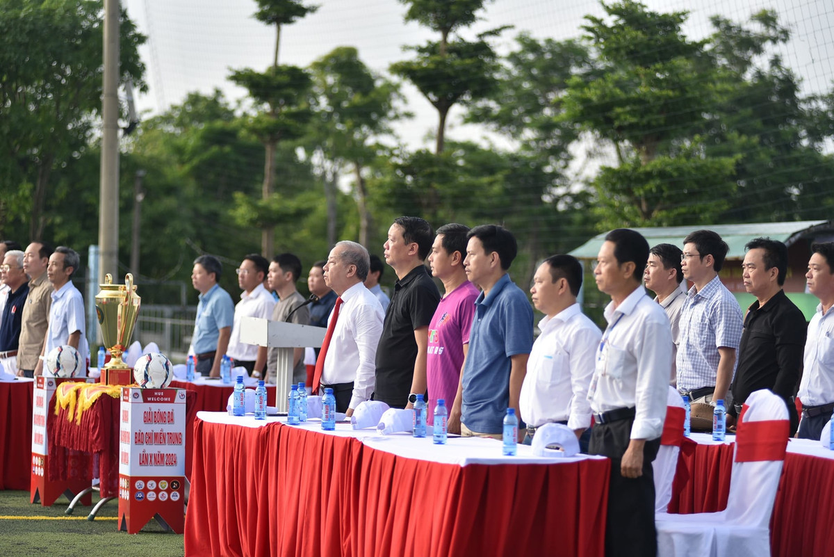 Khai mac Giai bong da bao chi mien Trung lan thu 10