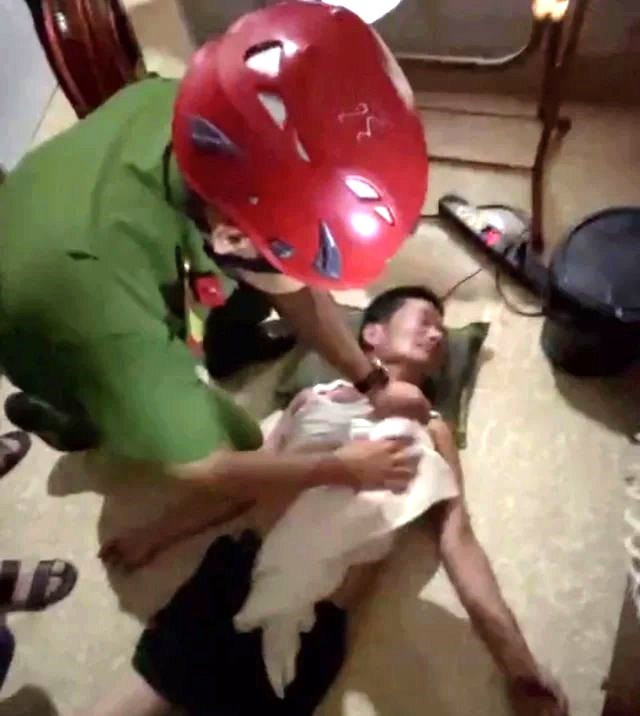 Giai cuu thanh cong nguoi dan ong bi mac ket giua 2 buc tuong-Hinh-2