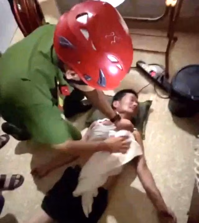 Giải cứu thành công người đàn ông bị mắc kẹt giữa 2 bức tường - Hình 2 Giai cuu thanh cong nguoi dan ong bi mac ket giua 2 buc tuong-Hinh-2