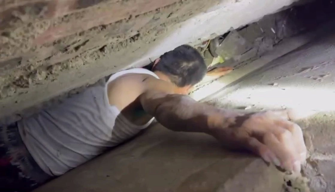 Giai cuu thanh cong nguoi dan ong bi mac ket giua 2 buc tuong