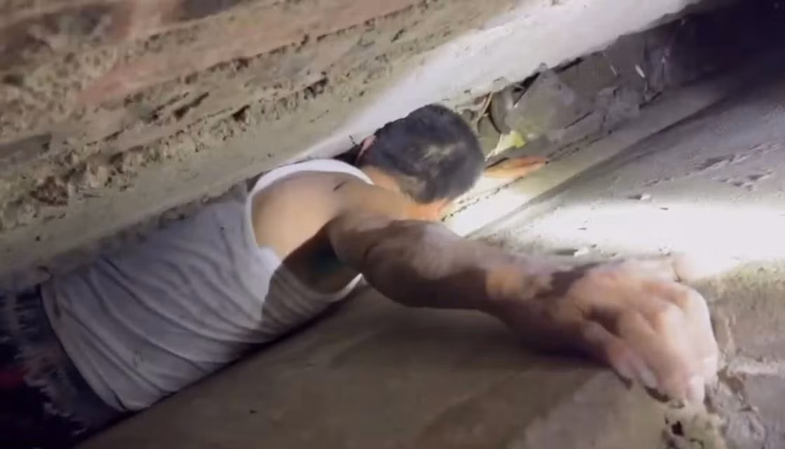 Giai cuu thanh cong nguoi dan ong bi mac ket giua 2 buc tuong