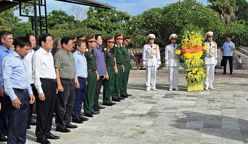 Thu tuong Pham Minh Chinh dang huong vieng mo Dai tuong Vo Nguyen Giap-Hinh-2