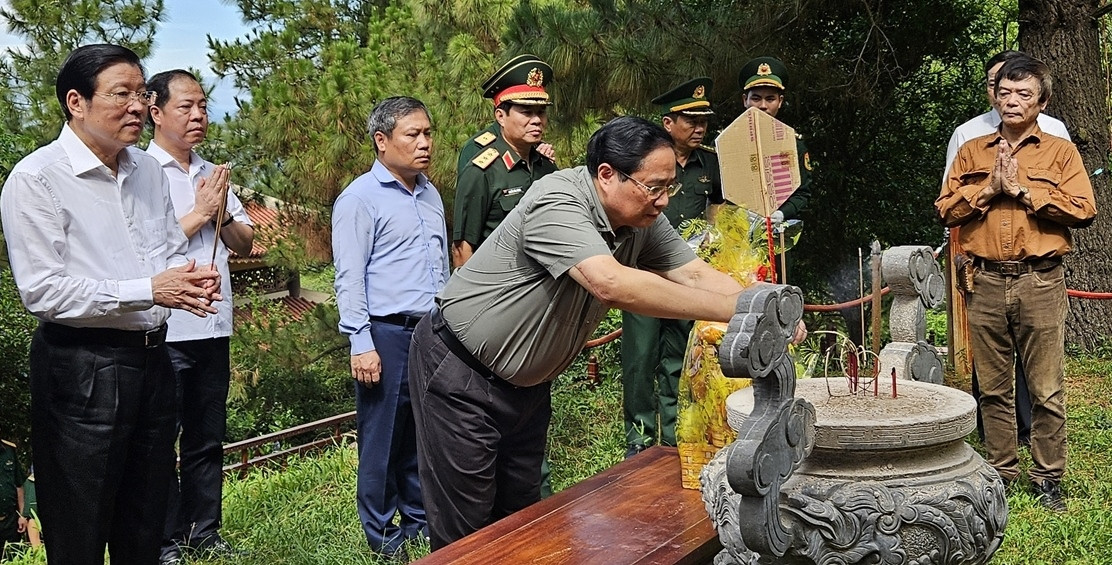 Thu tuong Pham Minh Chinh dang huong vieng mo Dai tuong Vo Nguyen Giap