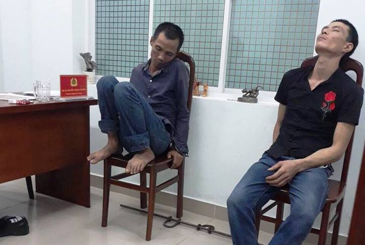 Hai đối tượng trộm bò đang bị Công an tạm giữ để phục vụ điều tra.