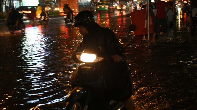Cụ thể đường Hoàng Minh Giám (đoạn từ cầu vượt Nguyễn Thái Sơn đến cầu bộ hành, trước công viên Gia Định, quận Gò Vấp) ngập một phần đường khoảng với mức độ 20cm.