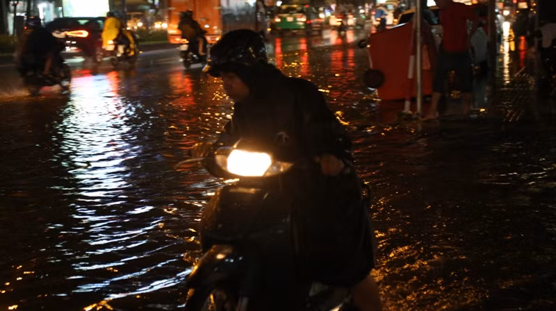 Cụ thể đường Hoàng Minh Giám (đoạn từ cầu vượt Nguyễn Thái Sơn đến cầu bộ hành, trước công viên Gia Định, quận Gò Vấp) ngập một phần đường khoảng với mức độ 20cm.