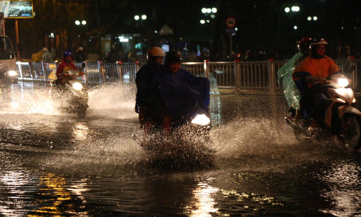 Mưa cực lớn đã khiến nhiều tuyến đường ở TP HCM chìm sâu trong biển nước.