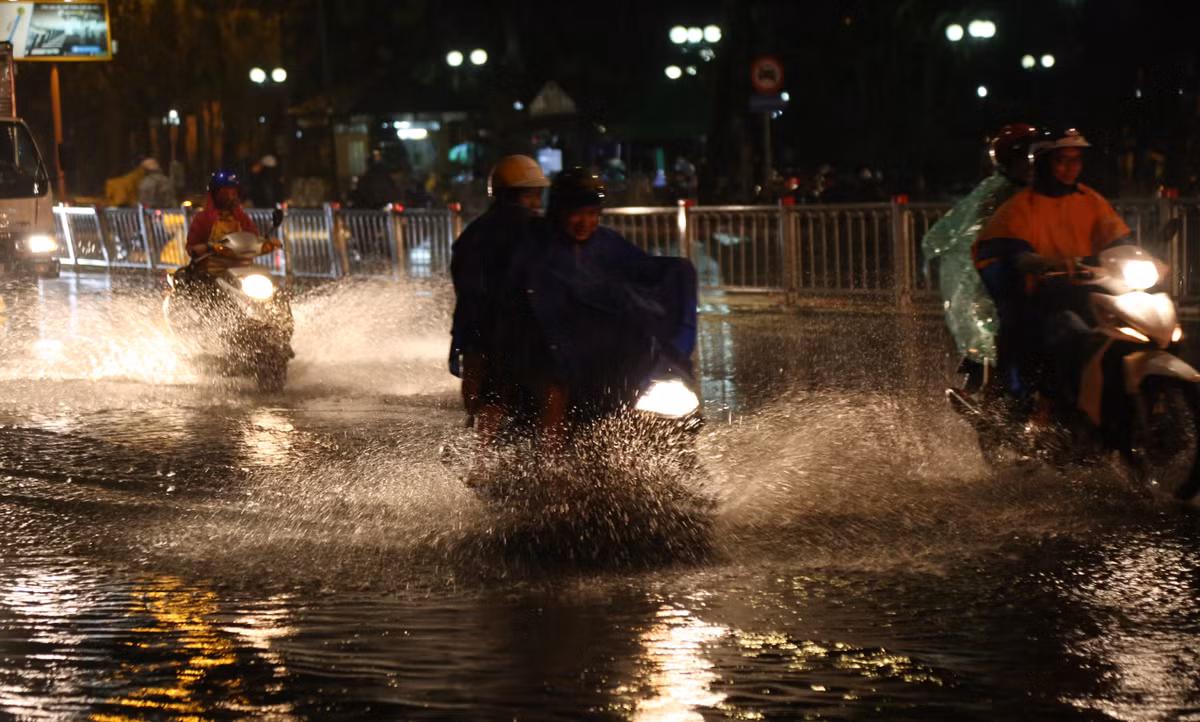 Mưa cực lớn đã khiến nhiều tuyến đường ở TP HCM chìm sâu trong biển nước.