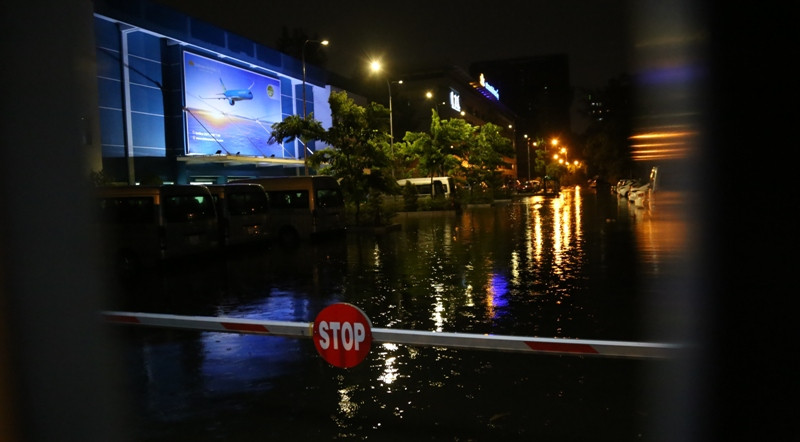 Khuôn viên trung tâm huấn luyện bay của hãng hàng không Vietnam Airlines (đường Hồng Hà, quận Tân Bình) đến gần 21h ngày 19/5 vẫn còn ngập nặng.