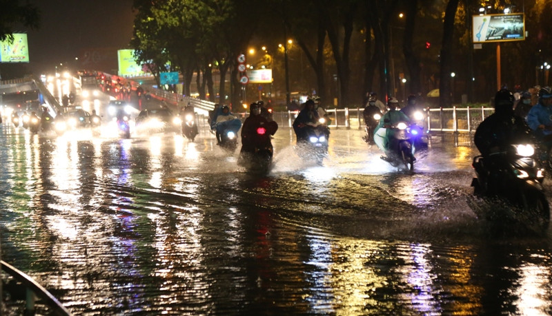 Cơn mưa kéo dài suốt từ chiều đến tối trên diện rộng.