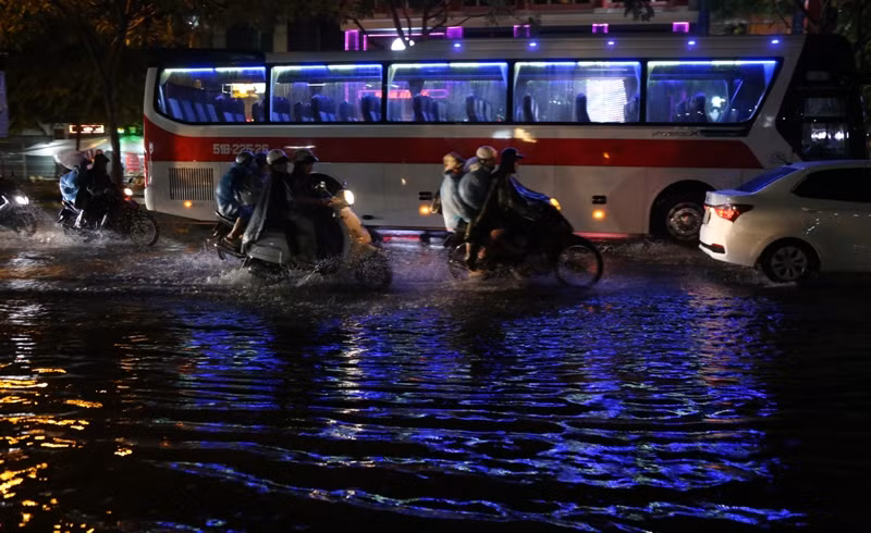 Trước đó từ chiều cùng ngày, khắp Nam Bộ và khu vực TP HCM mưa như trút nước...