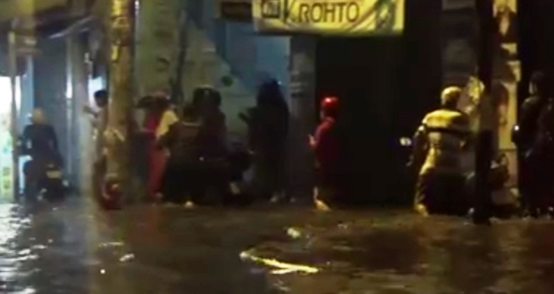 Người dân khốn đốn tìm đường về nhà trong đêm khuya.