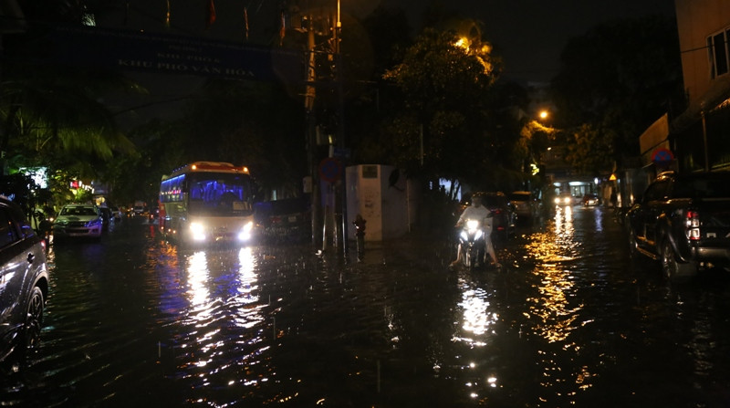 Đường Trường Sơn, Sông Đáy, Đồng Nai (hướng ra sân bay Tân Sơn Nhất) bị ngập nặng khiến nhiều người bì bõm lội nước.