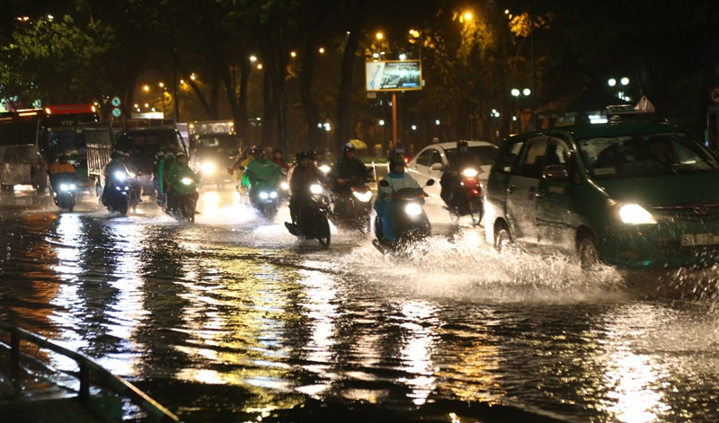 Đến 20h cung ngày, các tuyến đường quanh sân bay Tân Sơn Nhất nước ngập lênh láng.