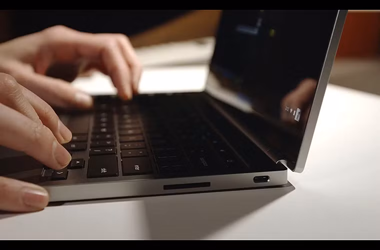 Pin của máy cho thời gian sử dụng lý thuyết khoảng 12 tiếng. Trong khi đó, công nghệ sạc nhanh cho phép máy xài được 2 tiếng sau khi sạc 15 phút.