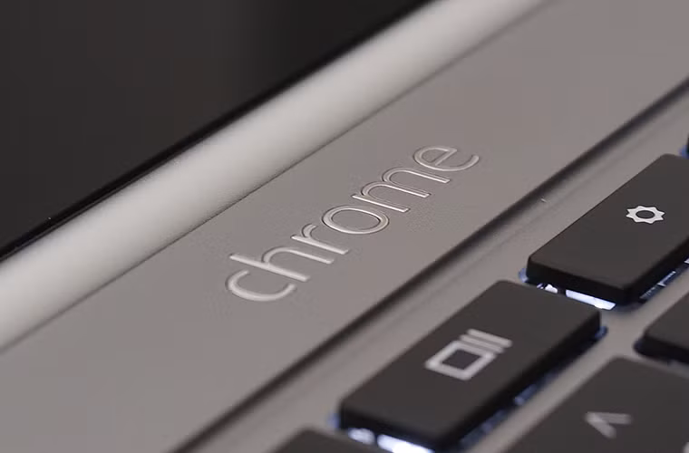 Logo đặc trưng của dòng Chromebook được đặt ngay trên bàn phím.