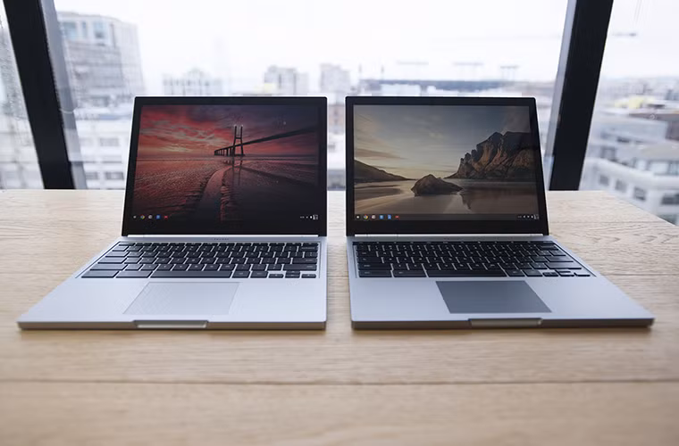 Chromebook Pixel 2013 và Chromebook Pixel 2015 không khác biệt nhiều về thiết kế.