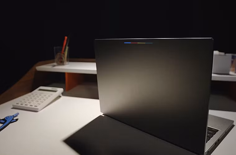 Ngoài phiên bản tiêu chuẩn thì Chrome Pixel 2015 còn có thêm phiên bản LT với bộ vi xử lý Core i7 2,4 GHz, RAM 16 GB, SSD 64 GB và có giá 1.299 USD.