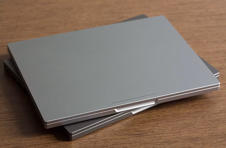 Vỏ nhôm được làm đơn giản, phẳng và vuông vức.