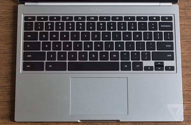 Bàn phím truyền thống và touchpad lớn để người dùng có thể di chuột thoải mái.