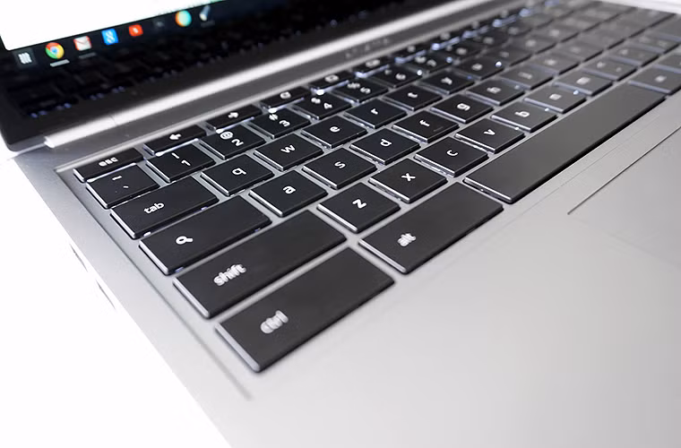 Các phím không nổi và hành trình phí tương đối ngắn.