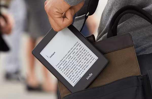 Nếu như tiền bạc là một vấn đề thực sự của bạn thì Amazon Kindle Paperwhite sẽ là một lựa chọn hoàn hảo. Máy được nhập về tại Việt Nam với giá bán ra khoảng 2,5 triệu đồng và được đánh giá là đáng để mua nhất hiện nay. Phiên bản 2013 của Kindle Paperwhite được Amazon cải tiến hiệu năng với bộ vi xử lý mới, màn hình cảm ứng nhạy hơn và tích hợp đèn nền giúp cho màn hình sáng hơn khi đọc sách ngoài trời. Mặc dù giá rất khiêm tốn nhưng Amazon Kindle Paperwhite 2013 vẫn được trang bị WiFi, giúp tải sách dễ dàng nhất. 