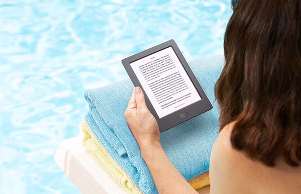 Không phải rẻ nhất, cũng không phải đắt nhất, thay vào đó, Kobo H2O là chiếc máy đọc sách an toàn nhất khi có khả năng chống bụi và chống nước ở mức IP67, giúp cho người dùng có thể đọc sách thoải mái ở ngoài trời, trong bể bơi, bồn tắm hay bãi biển. Màn hình của Kobo H2O sử dụng công nghệ E-ink Carta giống như Kindle Paperwhite 2013, nhưng lại có độ phân giải cao hơn. Nhờ đó, khả năng hiển thị của Kobo H2O thực sự cao hơn Paperwhite một bậc. 
