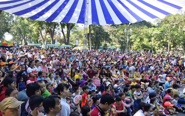 9h sáng, nắng đã phủ kín và nhiệt độ nóng lên đến hơn 36 độ C nhưng Thảo cầm viên Sài Gòn đã ken kín phụ huynh đưa con nhỏ đến tham quan, vui chơi.