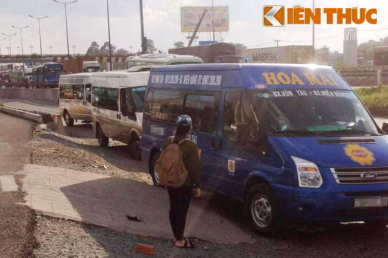 Hình ảnh những xe mang thương hiệu xếp hàng dài trước KDL Suối Tiên (phường Tân Phú, quận 9) để bắt khách gây mất trật tự vì khu vực này luôn trong tình trạng phức tạp, đặc biệt trong những ngày tết như thế này.