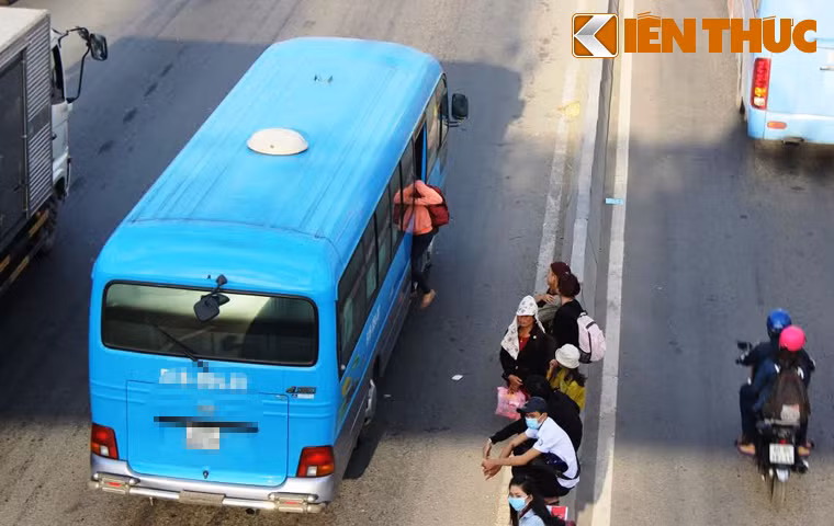 Nhiều xe dừng giữa đường để "lôi" khách lên xe trong khi hàng đoàn xe tải, container..phía sau nhấn còi inh ỏi.