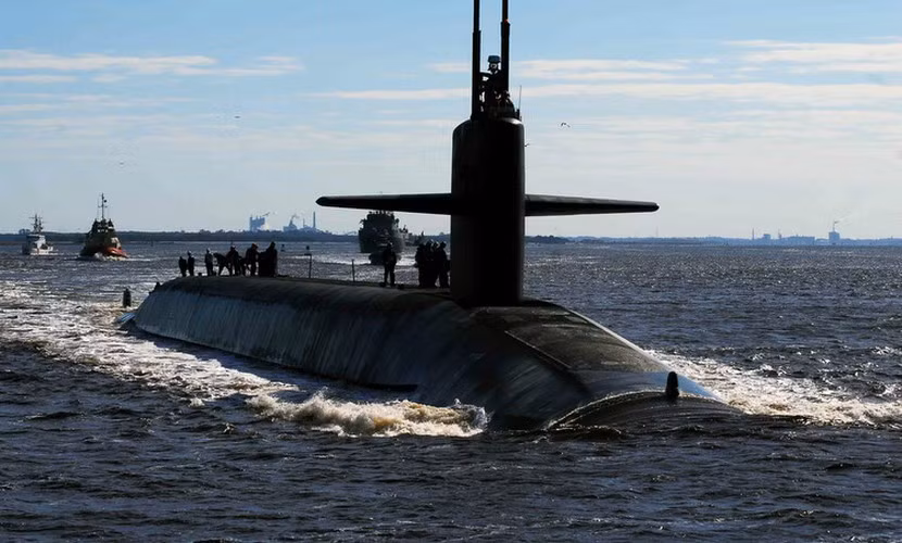 Bradken là nhà cung cấp thép đàn hồi cao cho hải quân Mỹ. Bộ Tư pháp Mỹ cho biết, công ty này năm 2008 mua lại một xưởng đúc ở Tacoma, bang Washington, nơi chuyên sản xuất vật liệu để các nhà thầu chính sử dụng làm vỏ tàu ngầm.