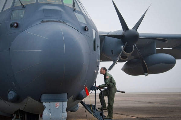 Theo kế hoạch, tổ hợp đầu tiên phải thay thế pháo 105 mm. Laser có thể hoạt động ở cả chế độ hủy diệt và chế độ không sát thương. Tuy nhiên, một tổ hợp mạnh như vậy sẽ chiếm quá nhiều chỗ - gần như toàn bộ thân máy bay. Do đó các chuyên gia Mỹ đã lựa chọn phương án thứ hai vũ khí công suất 60 kilowatt được coi là hứa hẹn hơn.