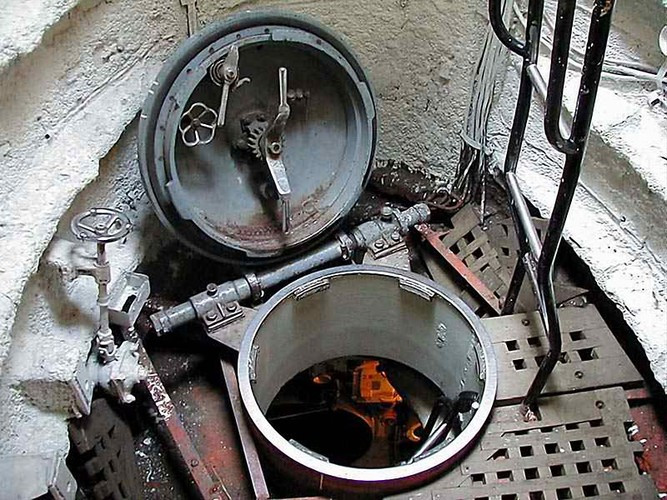 Đây là cửa ra vào tàu ngầm đặt trên thượng tầng – đài chỉ huy. Nguồn ảnh: Wikipedia