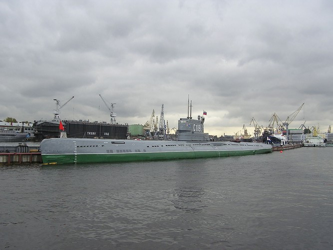 Những năm 1980, Liên Xô đã từng có kế hoạch cung cấp cho Hải quân Nhân dân Việt Nam cặp tàu ngầm Project 613 (NATO gọi là lớp Whiskey) cùng nhiều loại tàu chiến, vũ khí khí tài khác như là một phần của gói chi phí phải trả thuê căn cứ quân sự Cam Ranh kéo dài 25 năm. Đáng tiếc, sau đó vì nhiều lý do mà cặp tàu ngầm 613 này đã không thể tới được Việt Nam. Rất nhiều năm sau, Hải quân Việt Nam mới chính thức có được lực lượng tàu ngầm mạnh mẽ, hiện đại do chính chúng ta “bỏ tiền túi” mua từ Nga. Nguồn ảnh: Wikipedia.