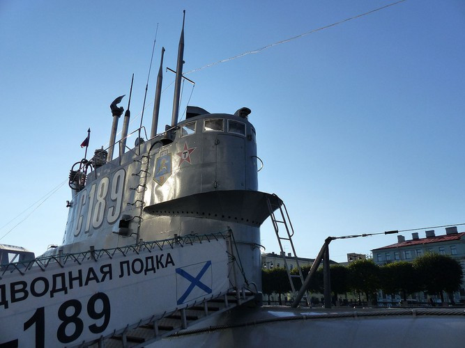 Về phần tàu ngầm 613, lớp tàu động cơ điện-diesel này hiện đã ngừng hoạt động hầu hết trên thế giới. Một số bị phá dỡ, còn lại được chuyển làm bảo tàng nổi, qua đó công khai nội thất bên trong tàu ngầm. Ảnh: Tàu ngầm Project 613 mang phiên hiệu S189 của Hải quân Liên Xô được đưa về dòng sông Neva, TP St Petersburg để làm bảo tàng. Nguồn ảnh: Wikipedia