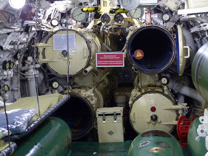 Đáng chú ý, tàu ngầm Project 613 chịu ảnh hưởng thiết kế tàu ngầm U-boat của phát xít Đức trong CTTG 2 cho nên hệ thống vũ khí của nó cũng bố trí giống hệt U-boat với 4 ống phóng ngư lôi phía mũi và 2 ống ở đuôi – đặc trưng tàu ngầm Đức đến nay vẫn còn tồn tại. Ảnh: Khoang phóng ngư lôi ở đầu mũi với 4 ống phóng. Nguồn ảnh: Wikipedia