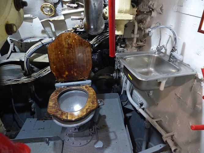 Phòng vệ sinh của con tàu trông khá rộng. Nguồn ảnh: Wikipedia