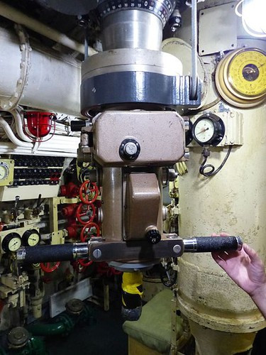 Được đóng theo công nghệ những năm 1950, cho nên khó có thể đòi hỏi rằng các trang bị trên tàu ngầm 613 hiện đại. Ảnh: Kính tiềm vọng của 613. Nguồn ảnh: Wikipedia