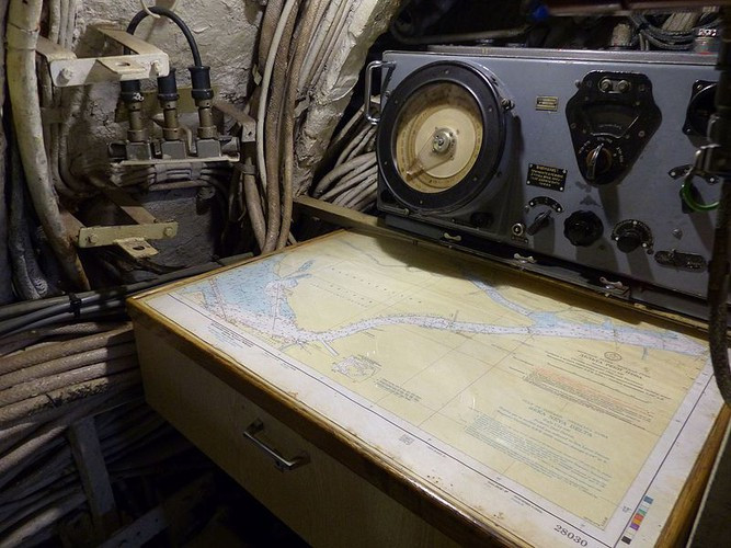 Tàu ngầm 613 tuy lạc hậu thế nhưng thời bấy giờ Liên Xô đã cố gắng trang bị cho nó tổ hợp radar trinh sát mặt nước RLK-101 và hàng loạt hệ thống định vị thủy âm (sonar), hệ thống đo xa vô tuyến, hệ thống liên lạc dưới nước....Nguồn ảnh: Wikipedia