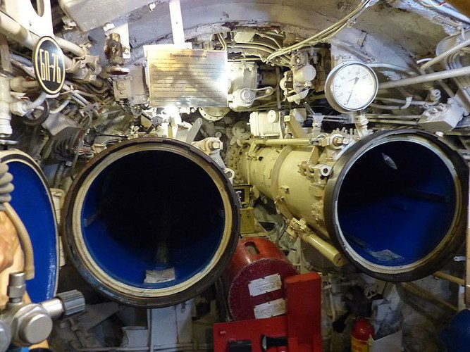 Phòng phóng ngư lôi đặt ở đuôi tàu ngầm. Ngoài khả năng bắn ngư lôi, các ống phóng trên tàu ngầm còn làm cả chức năng rải thủy lôi với cơ số đến 22 quả AMD-1000 hoặc MDT. Nguồn ảnh: Wikipedia