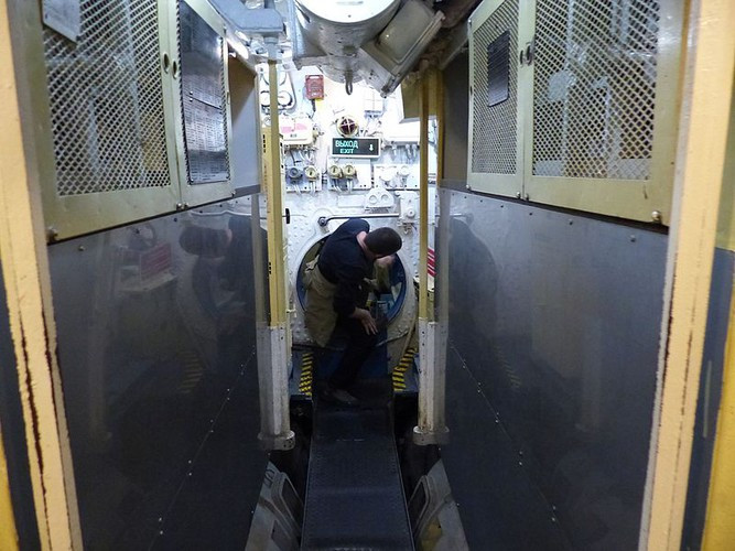 Hành lang trông khá chật chột, chỉ vừa cho một người đi. Nguồn ảnh: Wikipedia