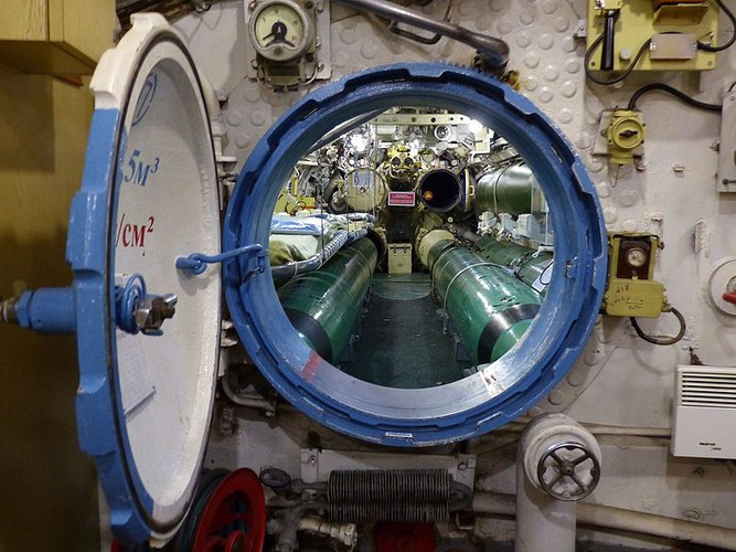 Cửa vào khoang ngư lôi tàu ngầm. Nguồn ảnh: Wikipedia