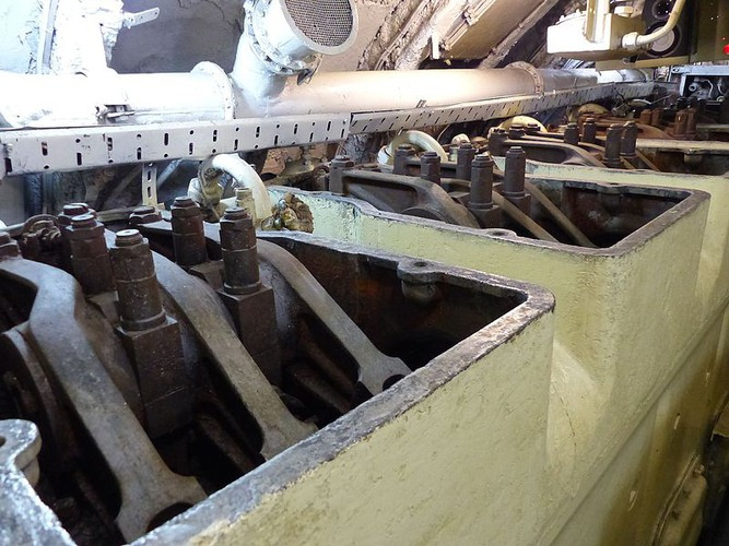 Các thành phần cơ khí của phòng động cơ tàu ngầm - trang bị 2 máy diesel 37D công suất 2.000 mã lực/chiếc, hai động cơ điện PG-101 công suất 1.350 mã lực/chiếc, hai máy điện PG-130 công suất 50 mã lực và 2 trục chân vịt. Nguồn ảnh: Wikipedia
