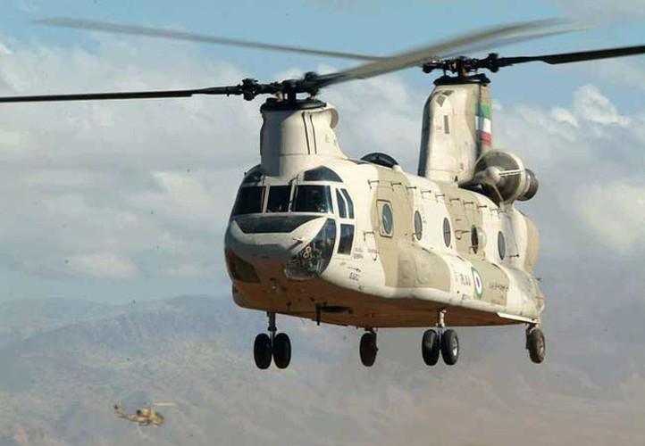 CH-47 Chinook được phát triển vào cuối những năm 1950 và hoạt động từ năm 1962, chiếc trực thăng với cấu hình rottor độc đáo này dành cho việc vận chuyển binh lính và thiết bị đến khu vực chiến đấu.